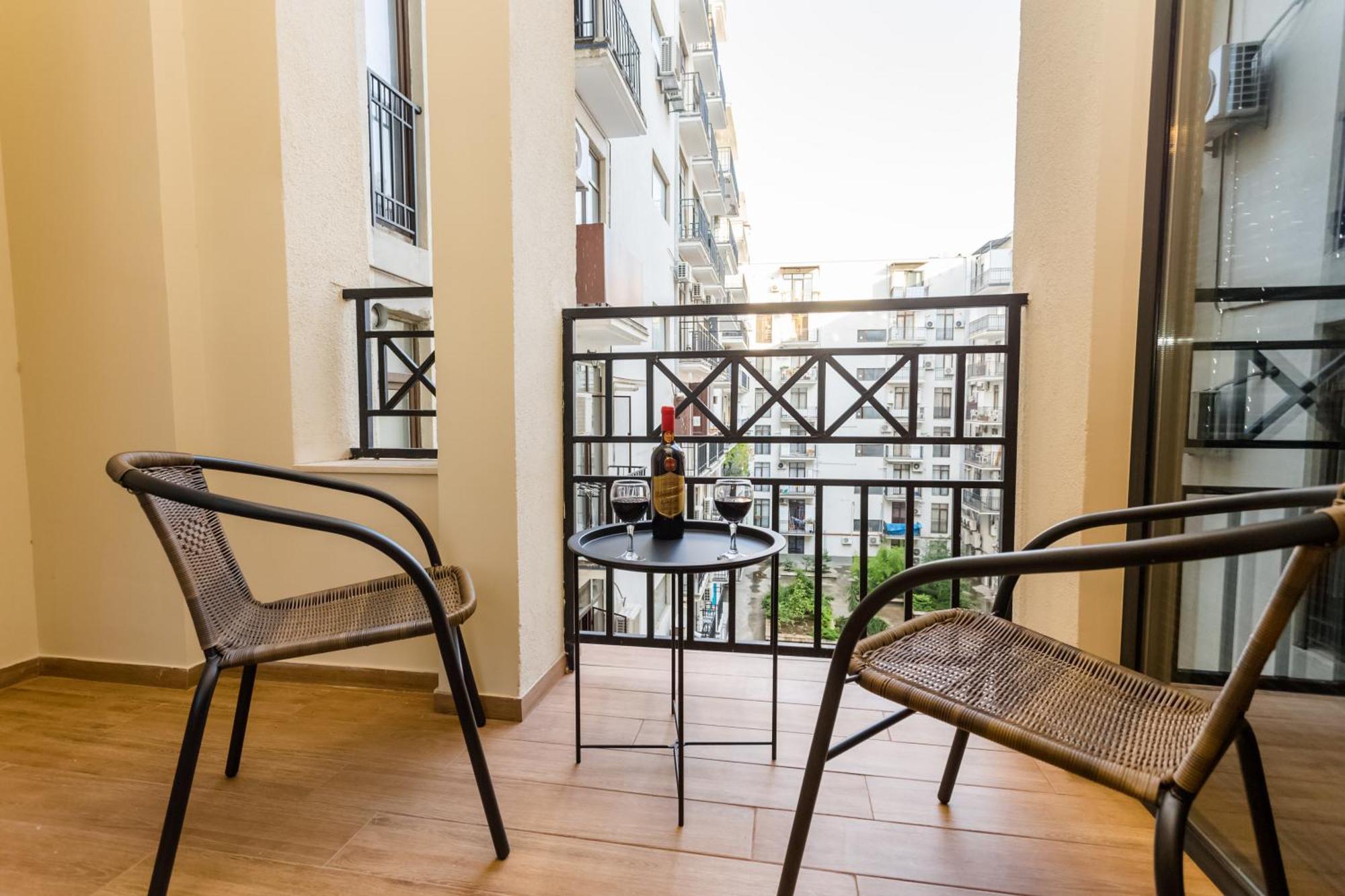 Two Bedroom Apartment In The City Center Tbilisi Esterno foto