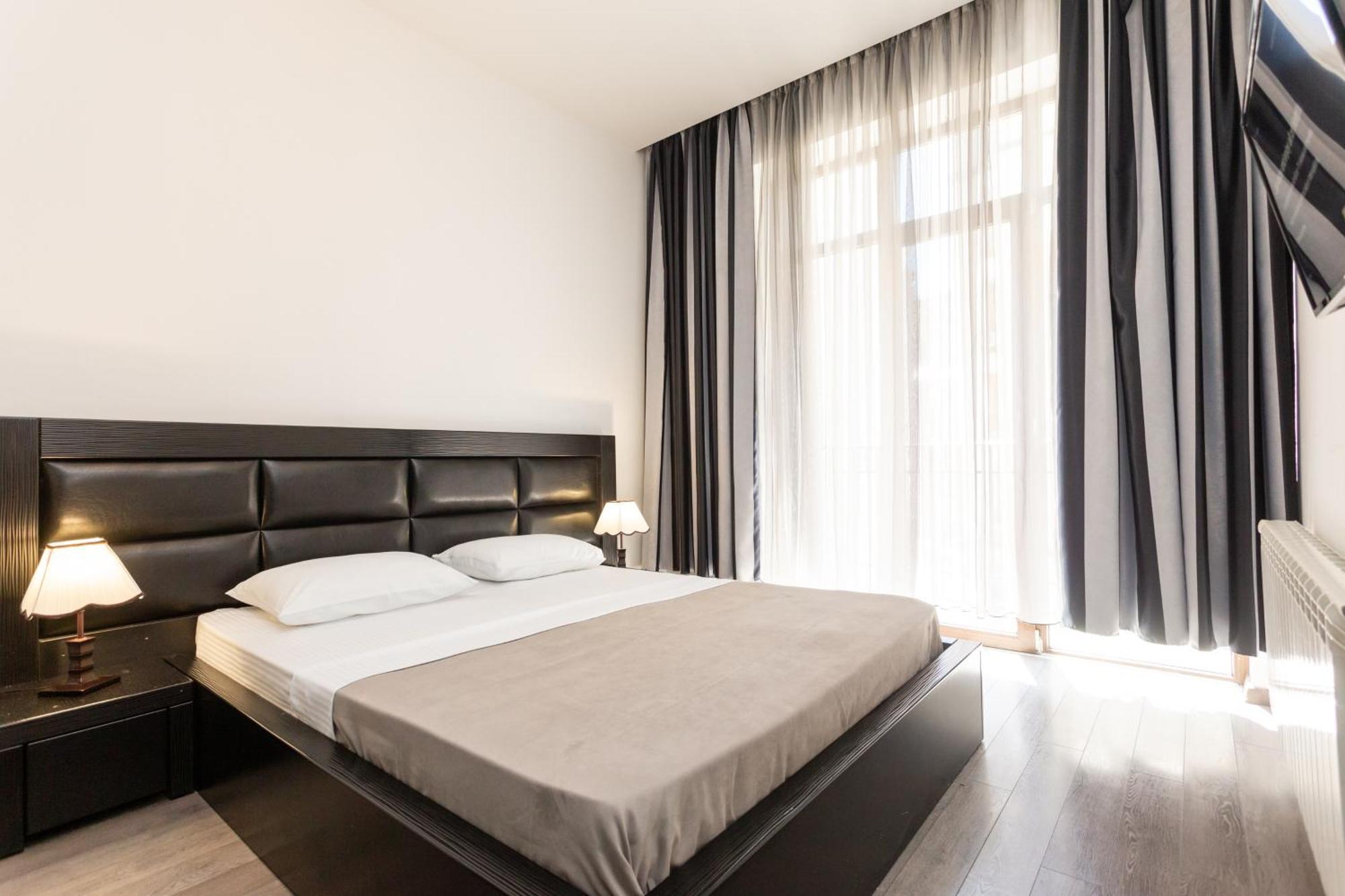 Two Bedroom Apartment In The City Center Tbilisi Esterno foto